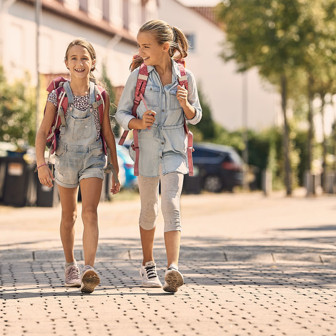 Personen mit Give-Five-Geste